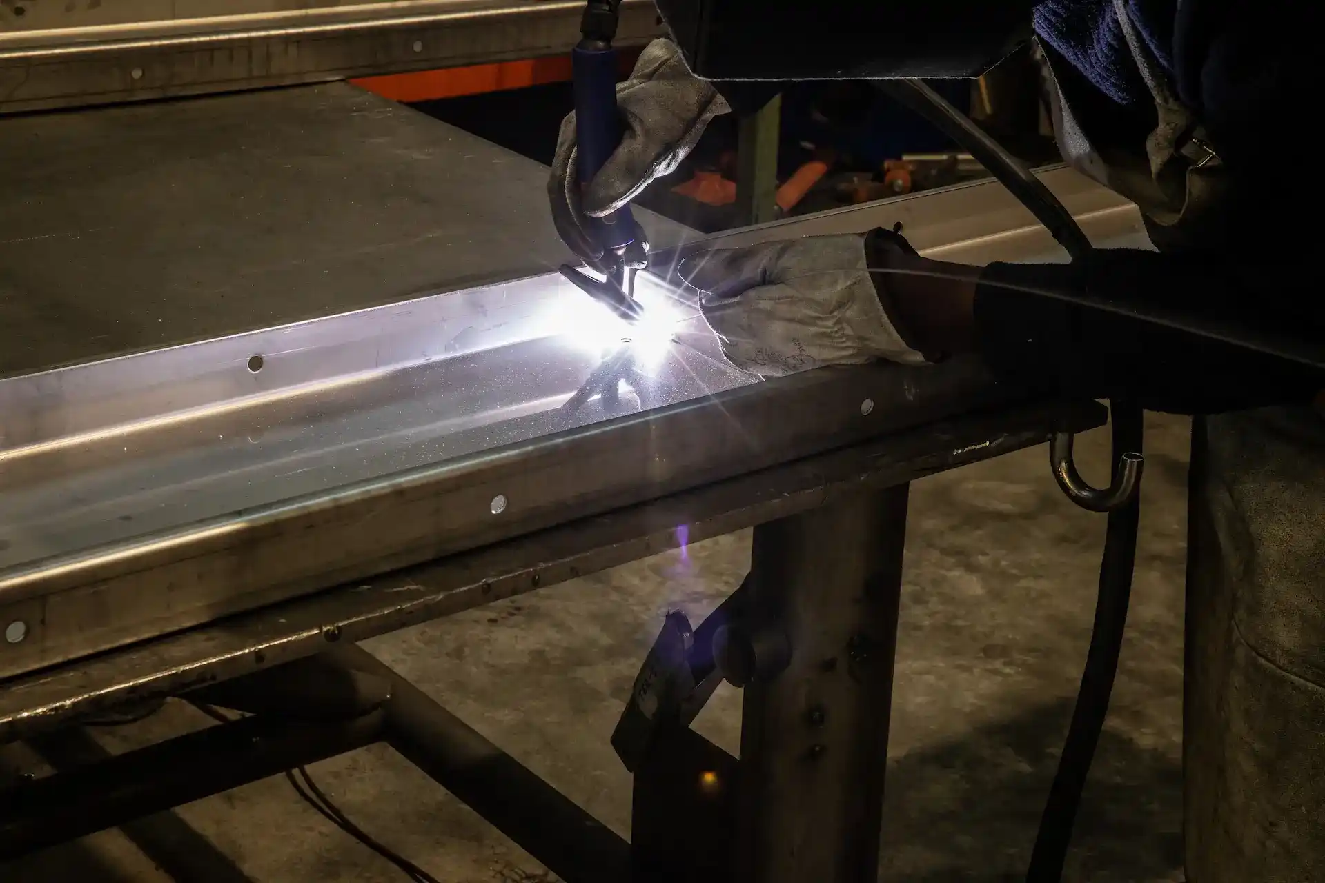 operaio saldatura metallo produzione